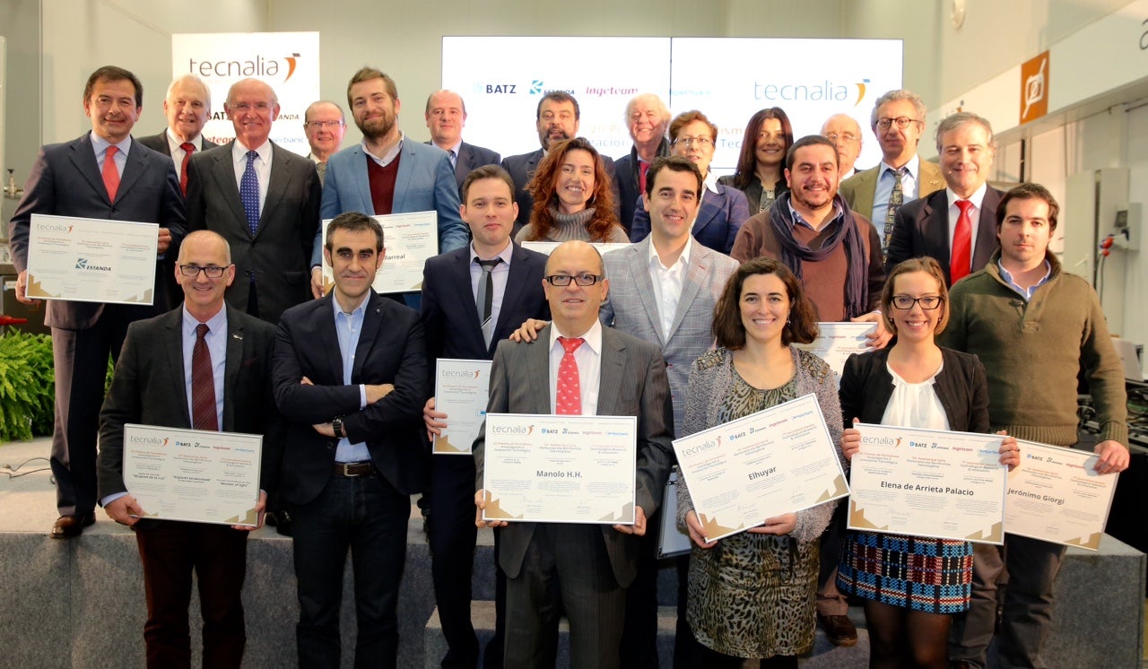 Foto de familia de los premiados con los miembros del jurado y representantes de Tecnalia y las empresas Batz, Estanda, Ingeteam e Hiperbaric.