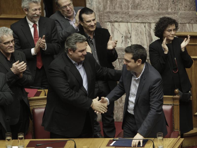 Tsipras recibe la felicitación de su socio Kamennos. 