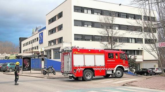 Una dotación del cuerpo de bomberos en el hospital.