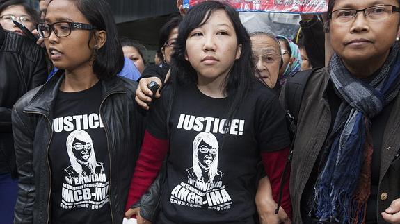 La empleada doméstica indonesia Erwiana Sulistyaningsih (c), frente al tribunal de Hong Kong (China).