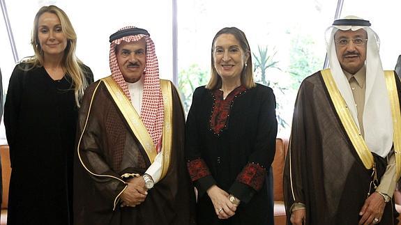 La ministra Ana Pastor y la presidenta de FCC, Esther Alcocer Koplowitz, con autoridades saudíes, durante la visita para conocer las obras del consorcio español para el tren de alta velocidad saudí. 