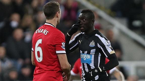 Evans (i) y Cissé, durante el partido. 