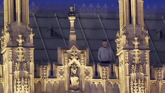 El intruso, en el tejado de las Casas del Parlamento.
