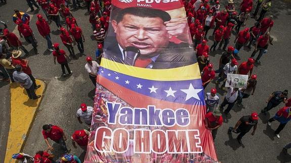 Un grupo de chavistas portan una pancarta contra Estados Unidos 