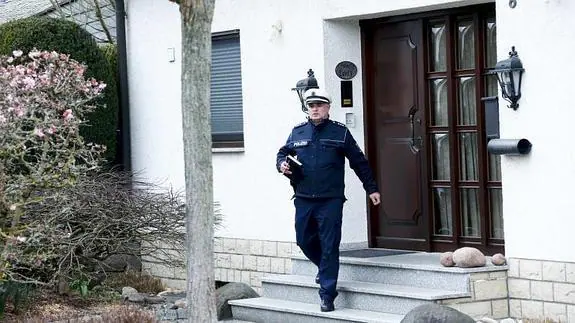 Un policía abandona la casa del copiloto.