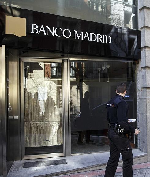 Imagen de la entrada a la sucursal de Banco Madrid 