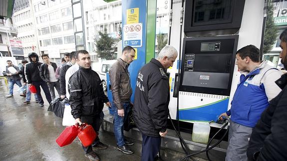 Un grupo de personas en Estambul hacen acopio de gasolina tras el apagón. 