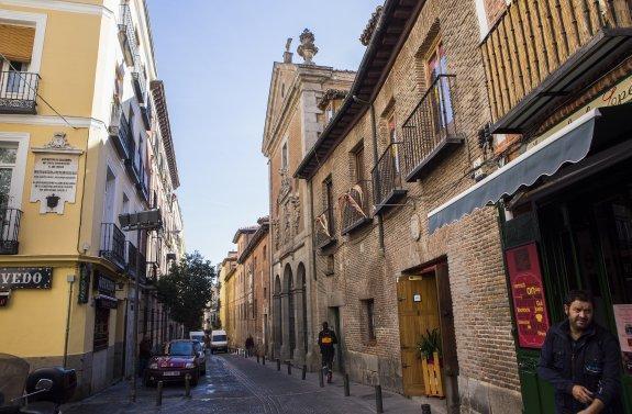 Esquina de las calles Quevedo y Lope de Vega. Góngora vivió en la casa amarilla, frente al convento de las Trinitarias. 