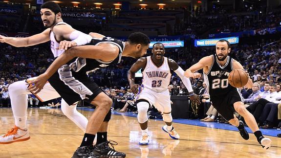 Ginobili entra a canasta. 