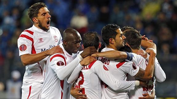 Los jugadores del Sevilla celebran un gol. 