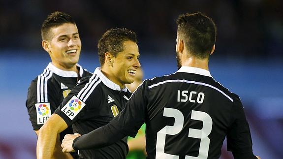 Chicharito (c) celebra su primer gol con James e Isco.  EFE
