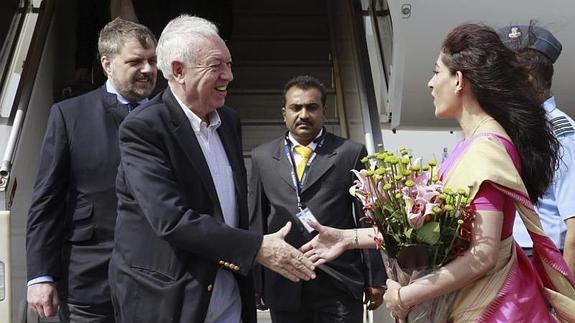 García Margallo (i.), a su llegada a Nueva Delhi.