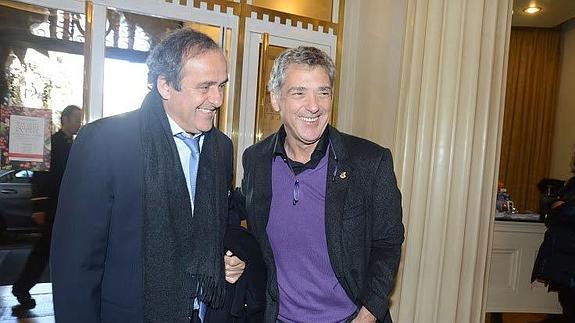 Michel Platini (i) y Ángel Villar (c). 