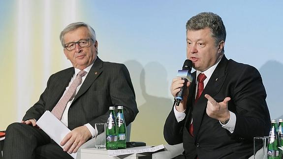 Jean-Claude Juncker (i) y Petro Poroshenko (d), en Kiev.
