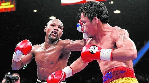 Floyd Mayweather golpea a Manny Pacquiao durante el combate.