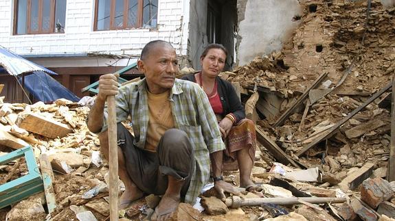 Habitantes de Katmandú, sobre los escombros de su vivienda derruida. Efe | Ep