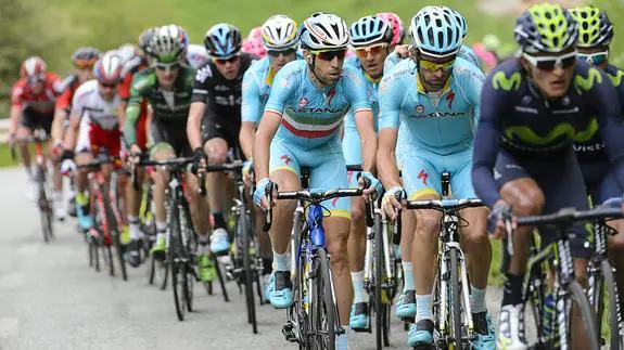 Varios ciclistas del Astana en el Tour de Romandía. 