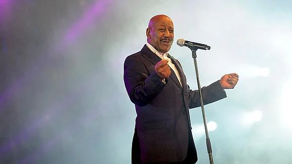 Errol Brown canta 'You sexy thing'. 