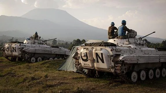 Cascos azules ante un puesto militar en Kibati (República Democrática del Congo).