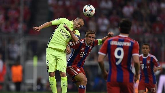 Iniesta (i) lucha por un balón con Lahm. 