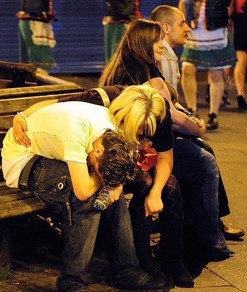 Jóvenes ebrios, en una zona de copas de Newcastle.