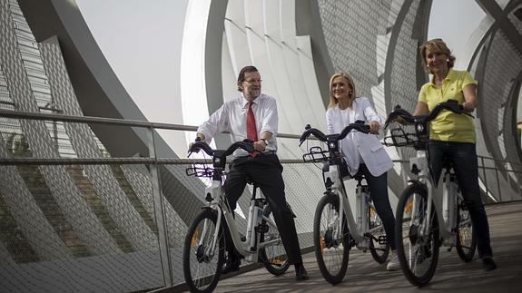 De izq. a dcha., Rajoy, Cifuentes y Aguirre, en bicicleta.