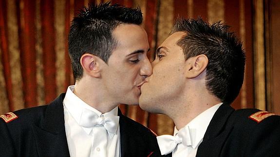 Alberto Sánchez (izda) besa a Alberto Linero, primera pareja militar homosexual que se casó en España en 2006.