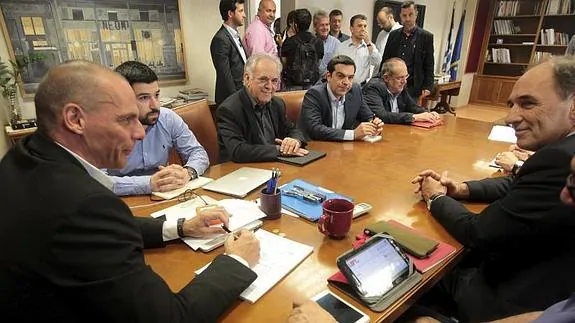 Alexis Tripras mantiene una reunión con otros miembros del Gobierno griego. 