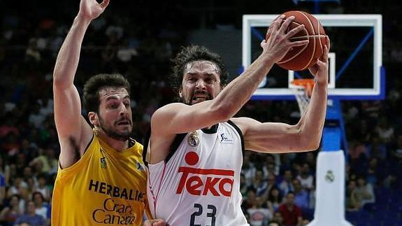 Sergio Llull (d) entra a canasta ante Tomás Bellas. 