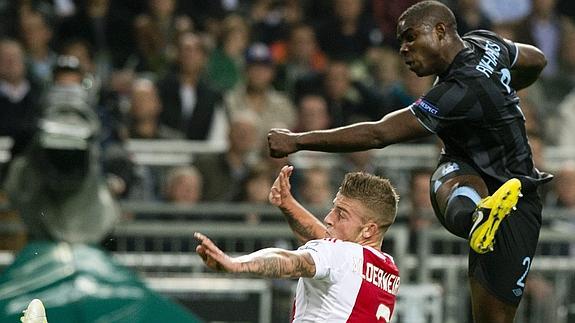 Yaya Touré (d) remata a puerta. 