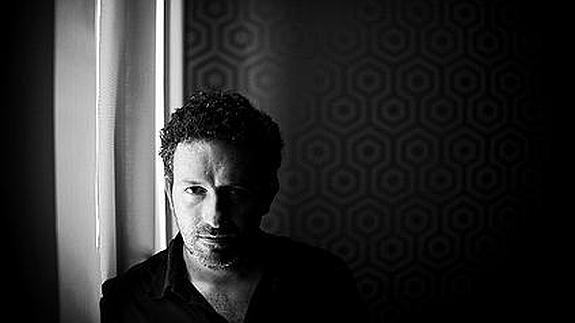 El escritor vizcaíno Mikel Santiago.