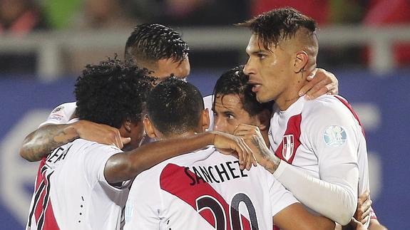 Los jugadores peruanos celebran el gol de Pizarro.