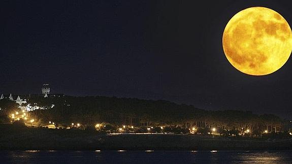 La luna llena sobre Santander. 