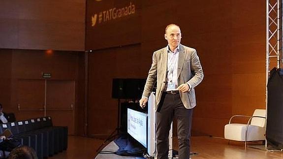 Pepe López de Ayala, sobre el escenario de TAT Granada.