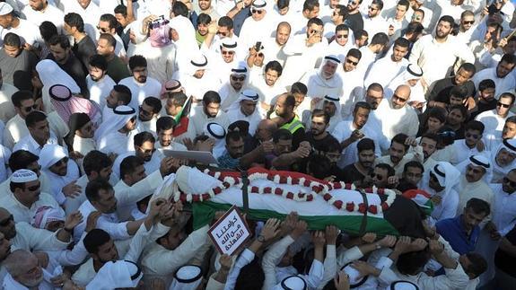 Los kuwaitíes, en el funeral por las víctimas. 