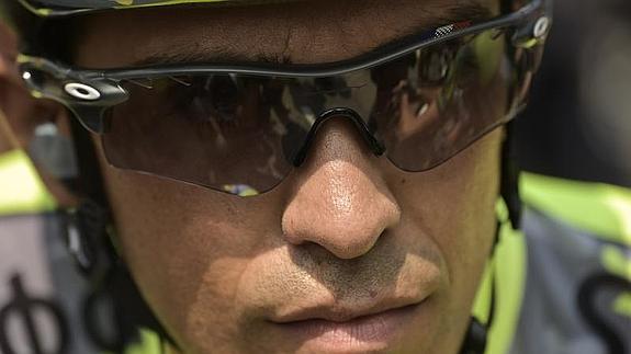 Contador, concentrado antes de la etapa. 