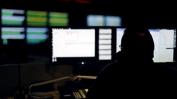 Experto en ciberseguridad monitoriza el tráfico de telecomunicaciones. 