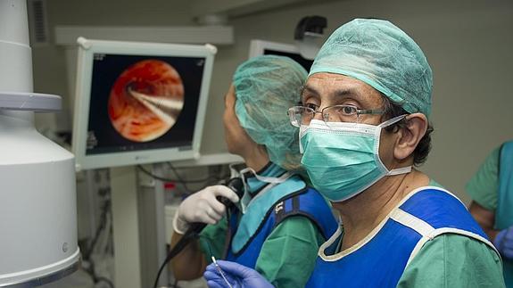 El doctor José María Ignacio García, jefe del servicio de Neumología de Hospital Quirón Marbella, durante la intervención.