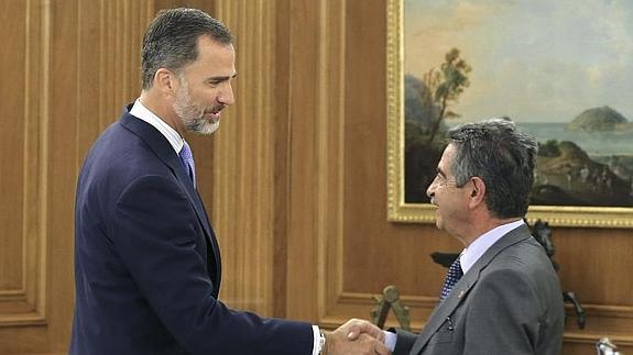 El Rey recibe a Miguel Ángel Revilla en La Zarzuela. 