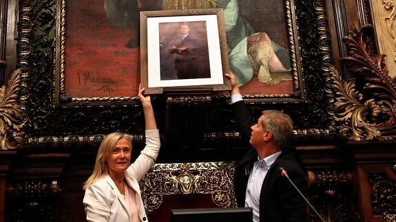 Esteller y Fernández Díaz colocan el retrato de Felipe VI.