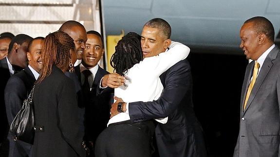 Barack Obama se abraza a su hermanastra Auma a su llegada al aeropuerto de Nairobi.