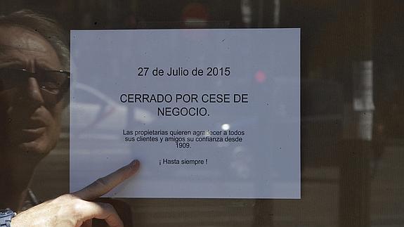 Nota informativa colgado en el escaparate del Café Comercial.