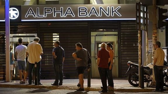 Cola frente a un cajero en Atenas. 