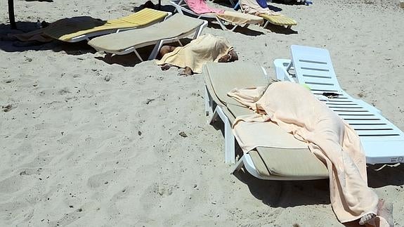 Algunos cuerpos cubiertos en la playa del Hotel Imperial Marhaba. 