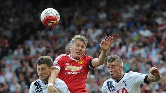 Schweinsteiger, entre dos rivales del Tottenham. 