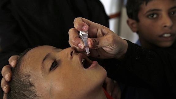 Un niño recibe la vacuna contra la polio.