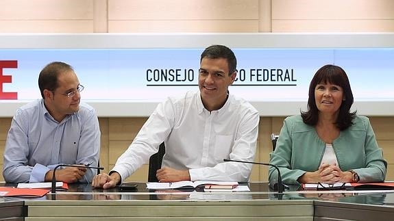 Pedro Sánchez, flanqueado por César Luena y Micaela Navarro. 