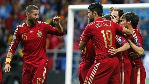 Los jugadores de la selección celebran uno de los goles ante Eslovaquia. 