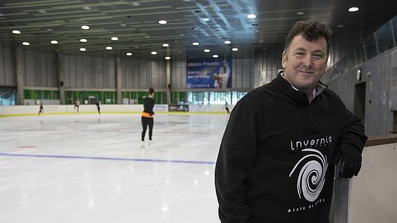 El entrenador Brian Orser.