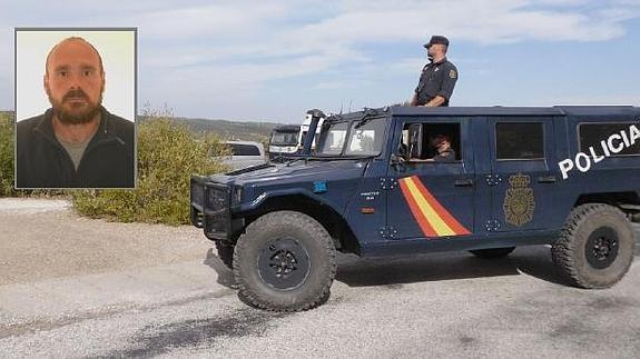 Efectivos policiales donde fue hallado el cuerpo. A la izquierda, imagen del detenido.